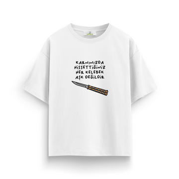 Her Kelebek Aşk Değildir - Oversize T-Shirt