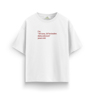 30'uma 20'lerimden daha yakınım - Oversize T-Shirt