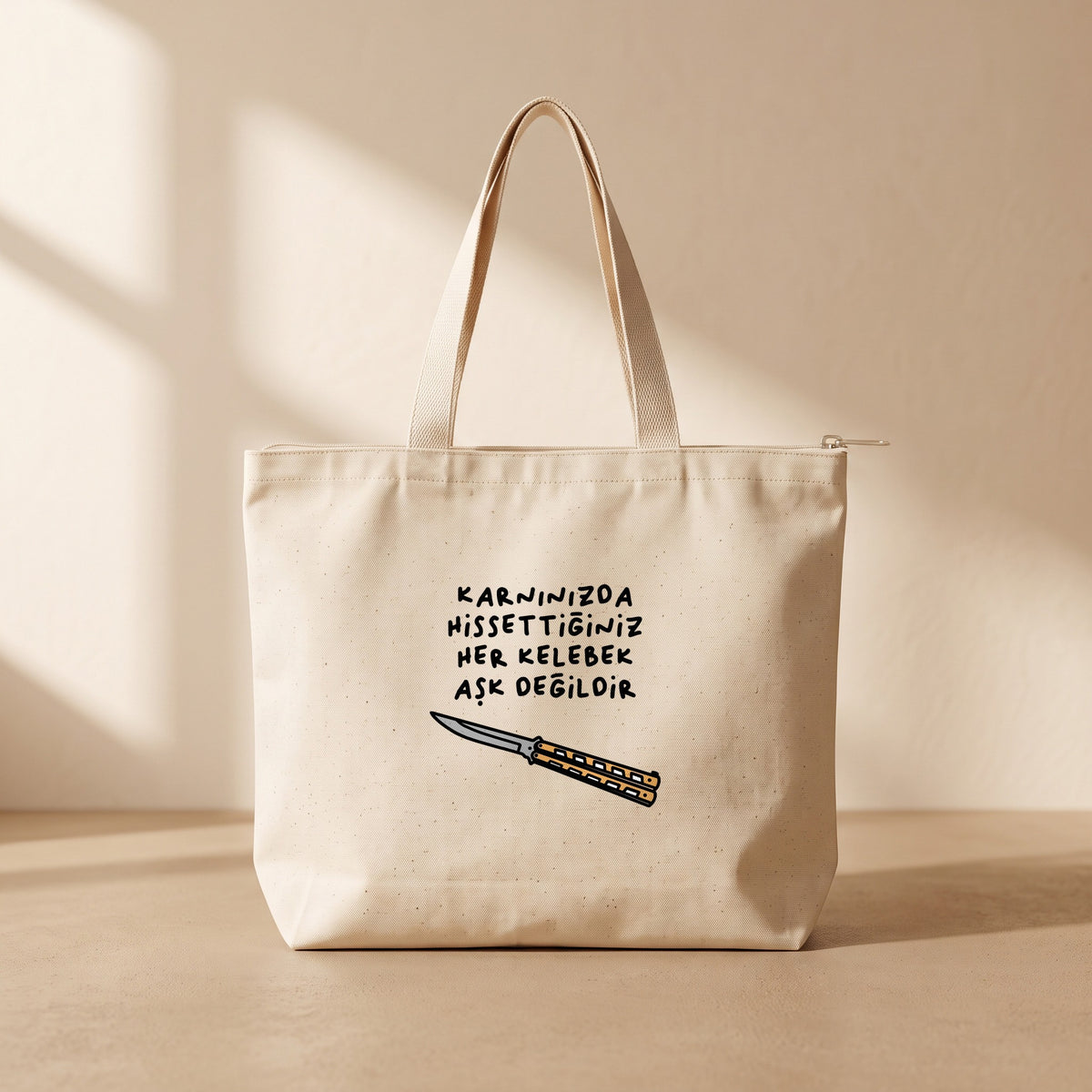 Her Kelebek Aşk Değildir - Fermuarlı Tote Bag